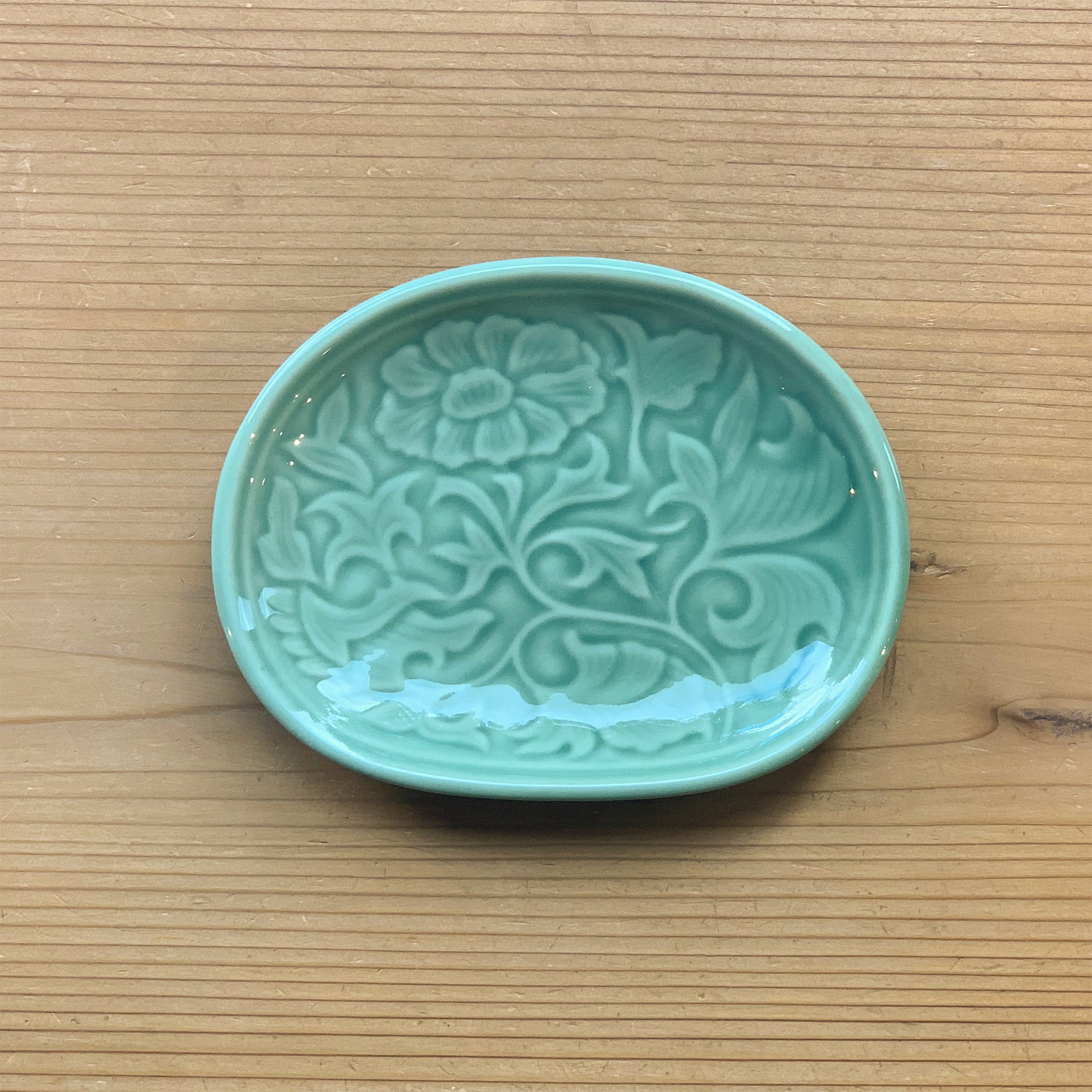 青磁彫 半月皿