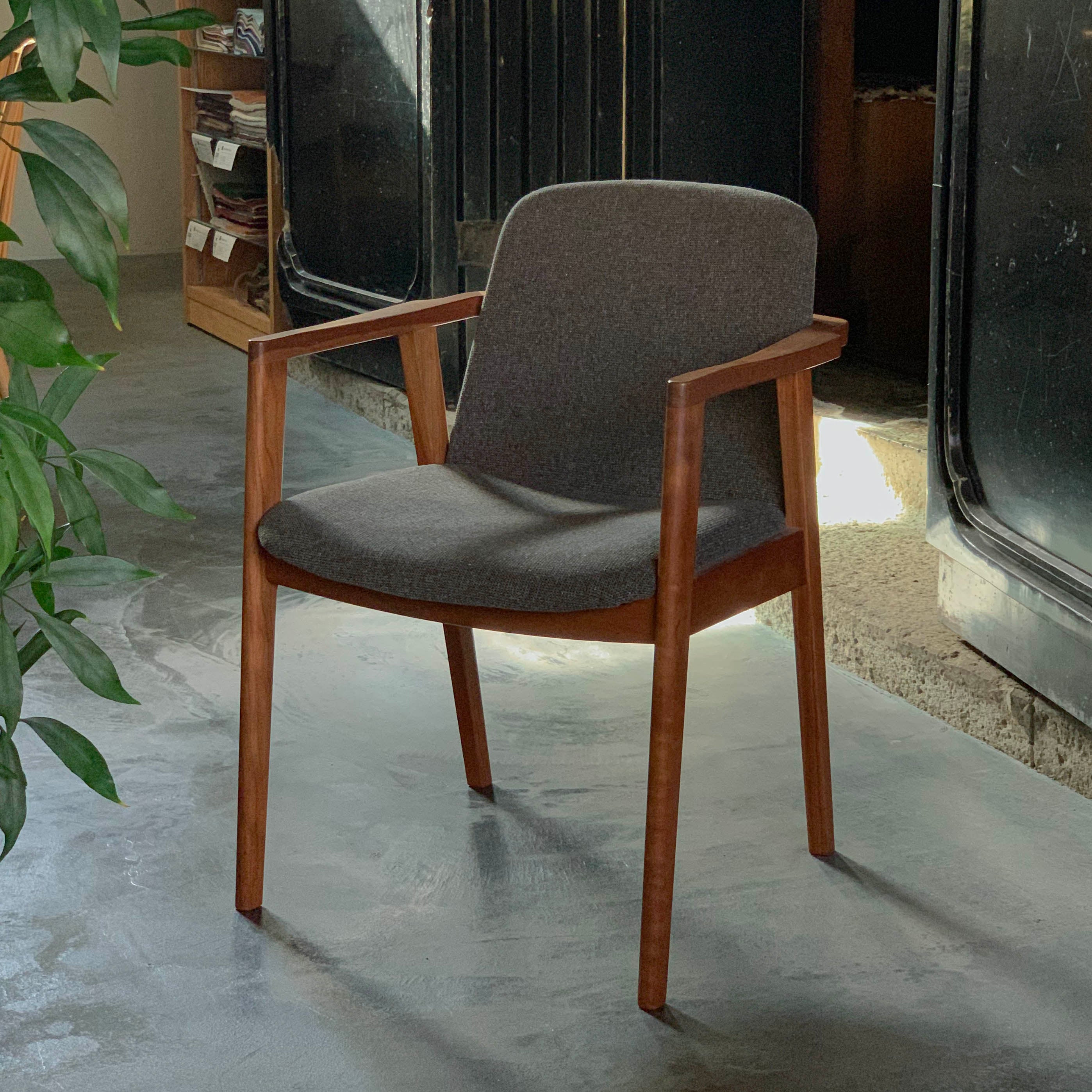 ラク アームチェア(布張り)