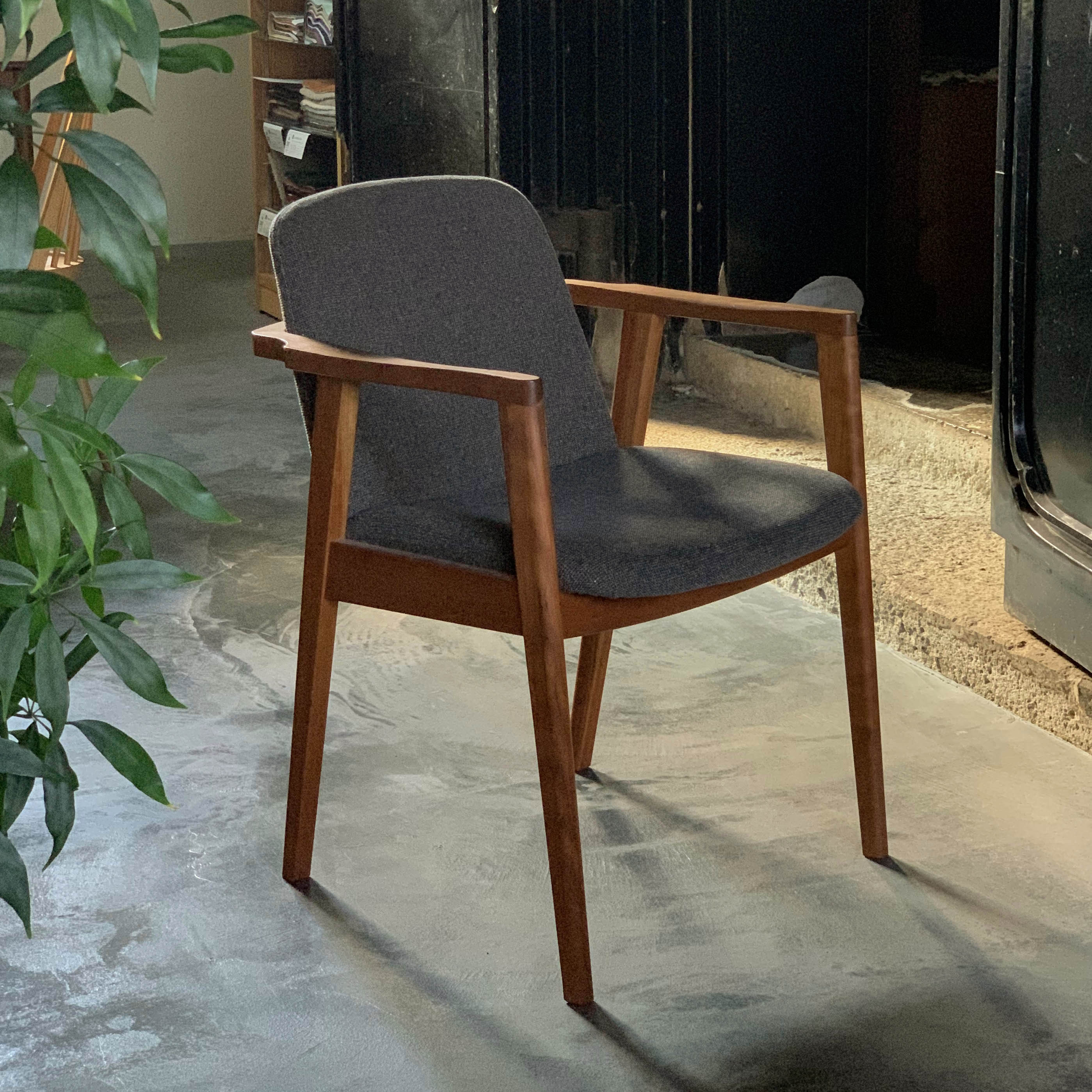 ラク アームチェア(布張り)