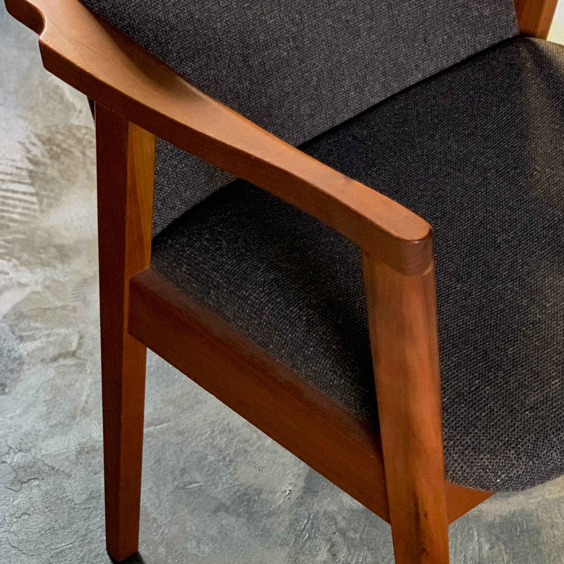 ラク アームチェア(布張り)