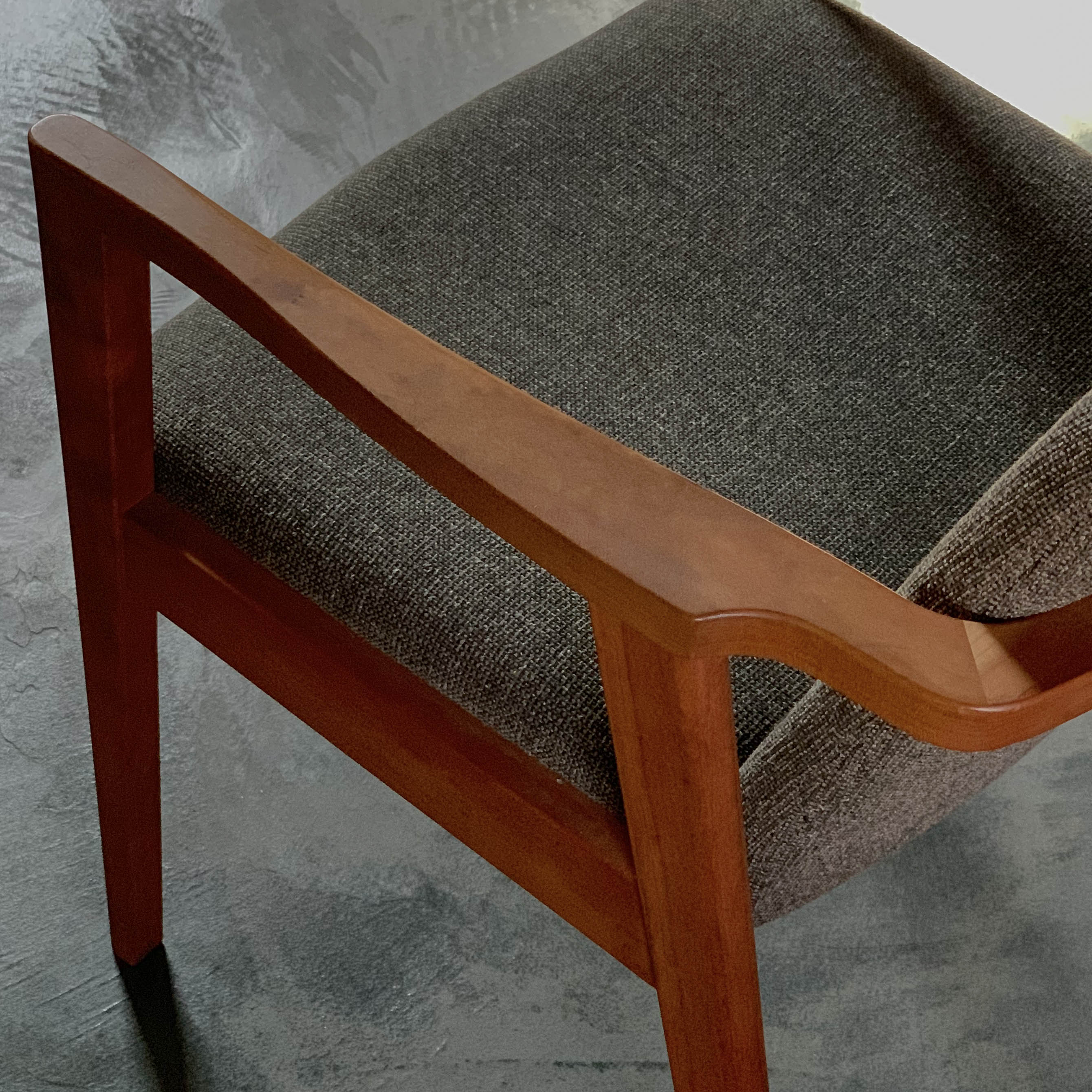 ラク アームチェア(布張り)