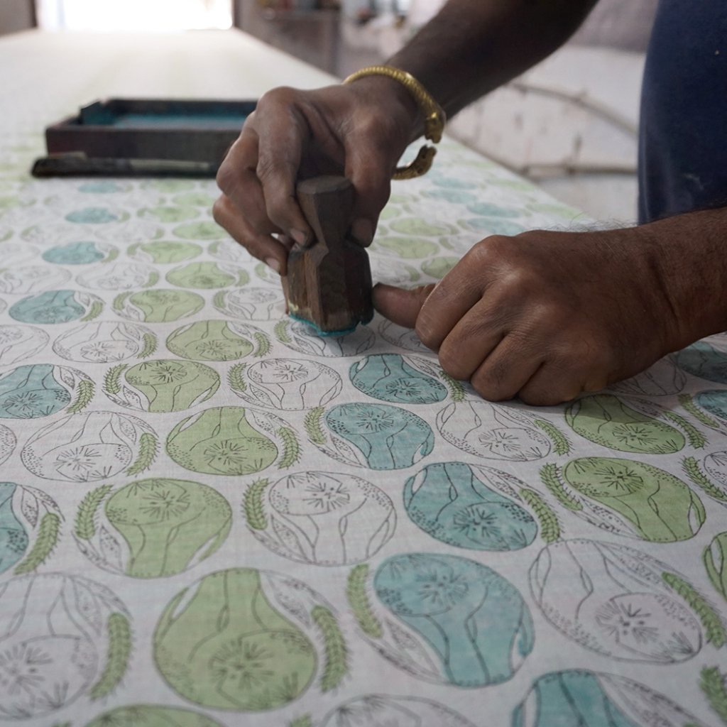 tenp05 インドのブロックプリント ハンカチ バローダの花(グレー)