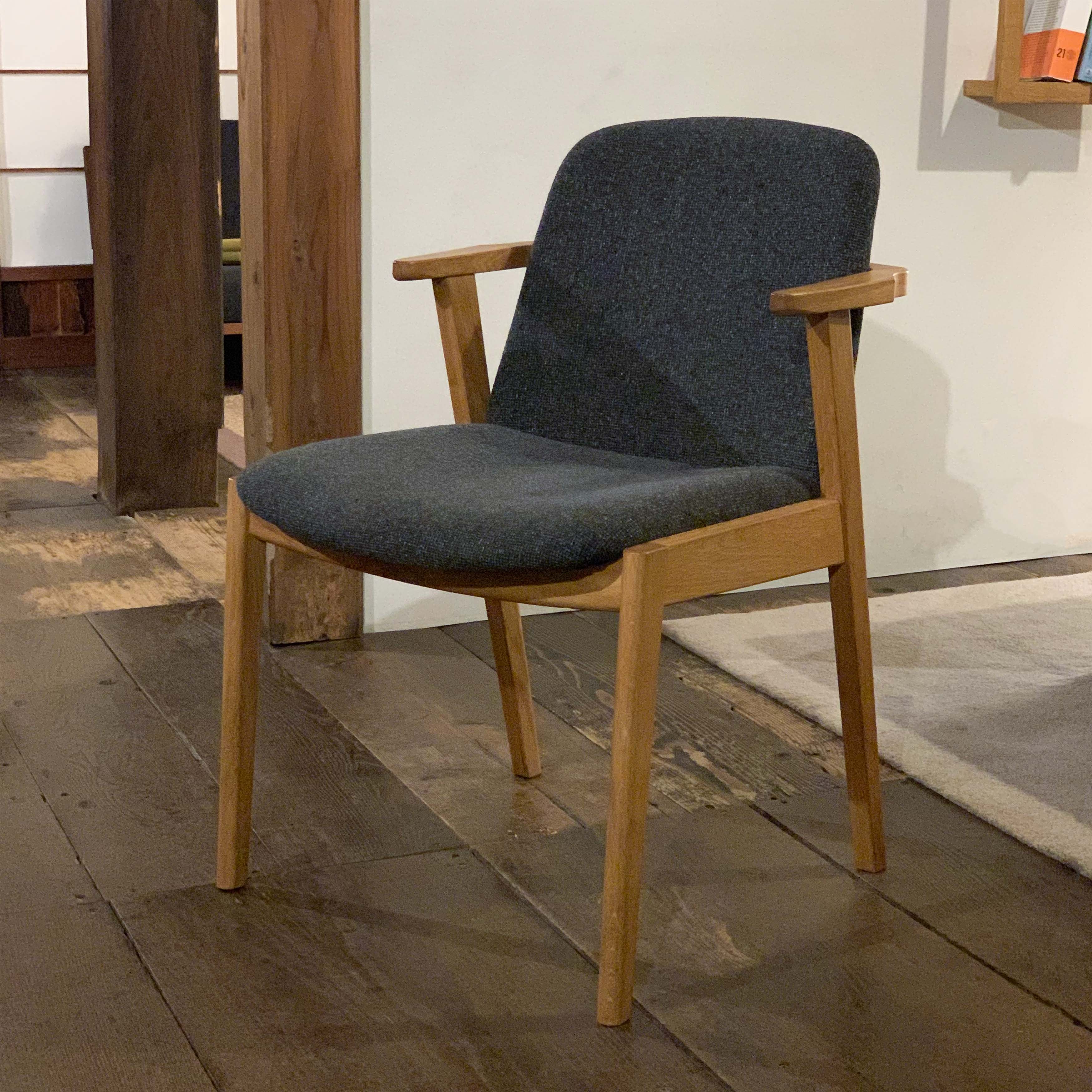 ラク セミアームチェア(布張り)