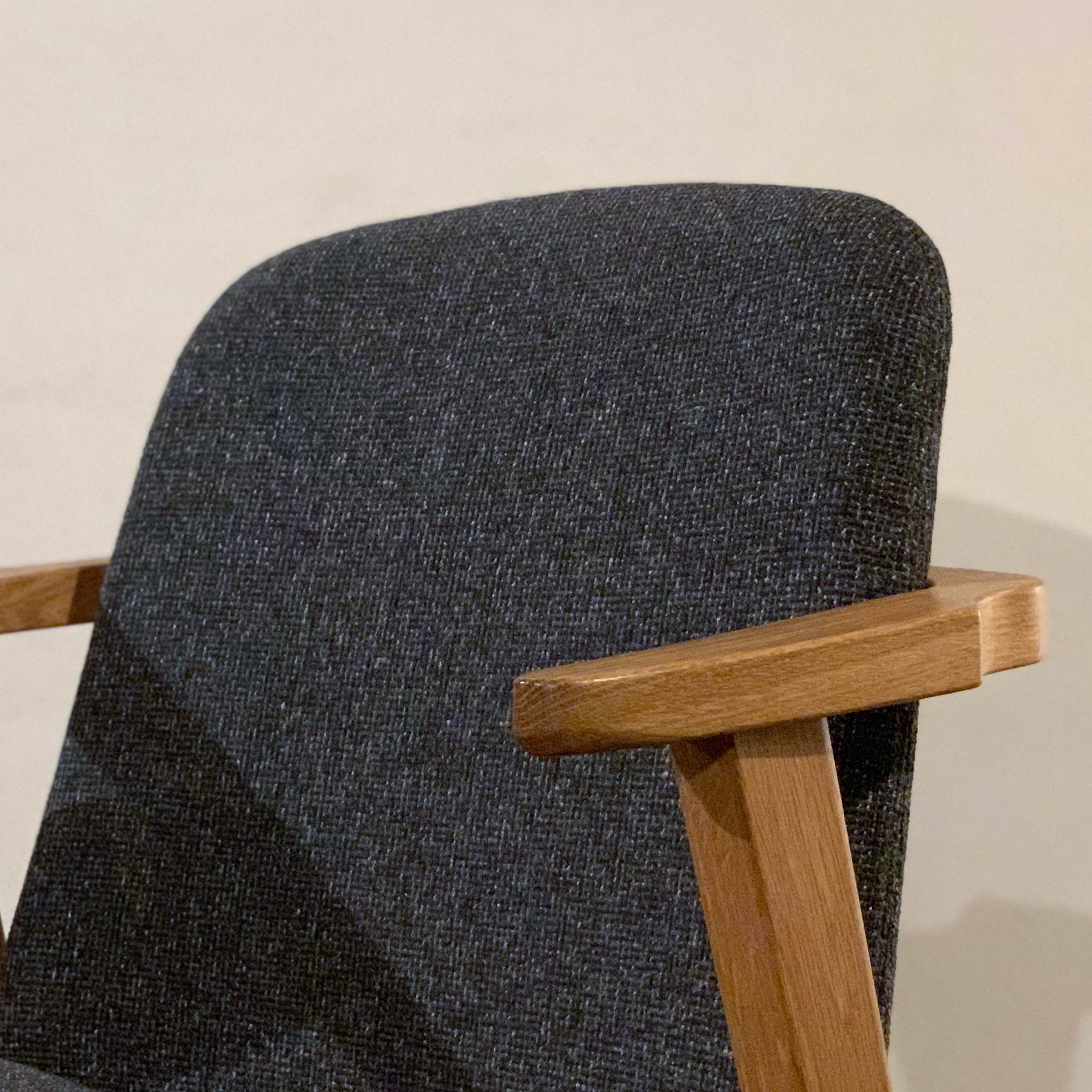 ラク セミアームチェア(布張り)