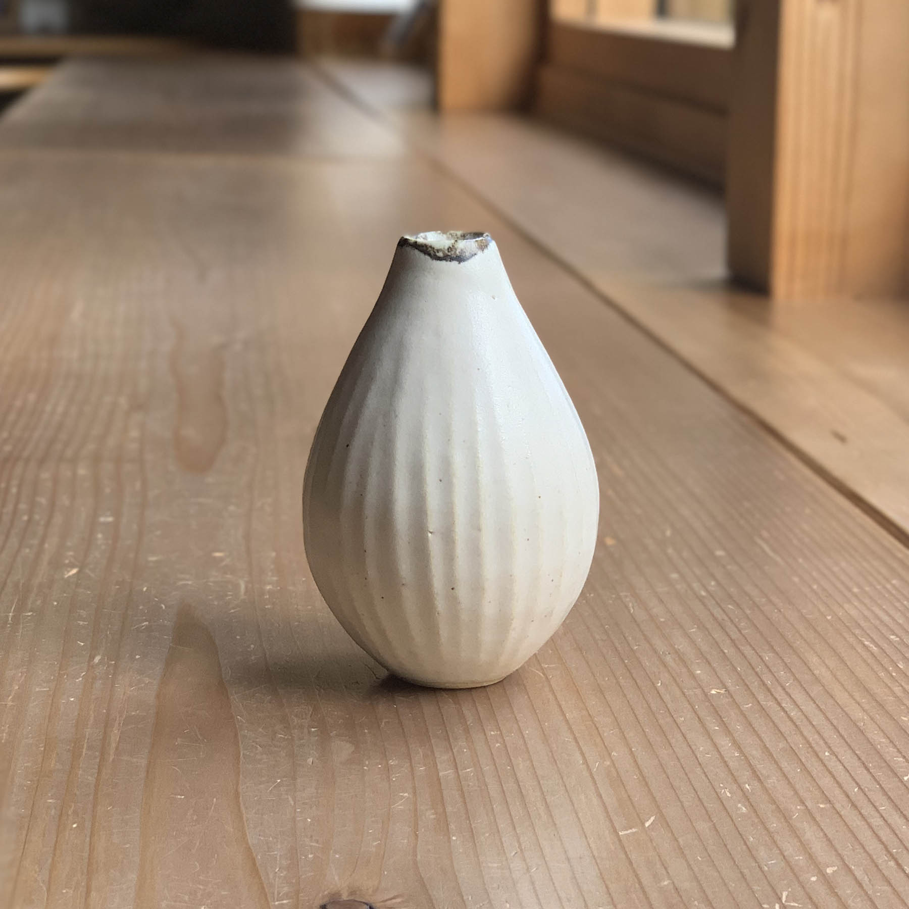 WHITE LILY VASE
