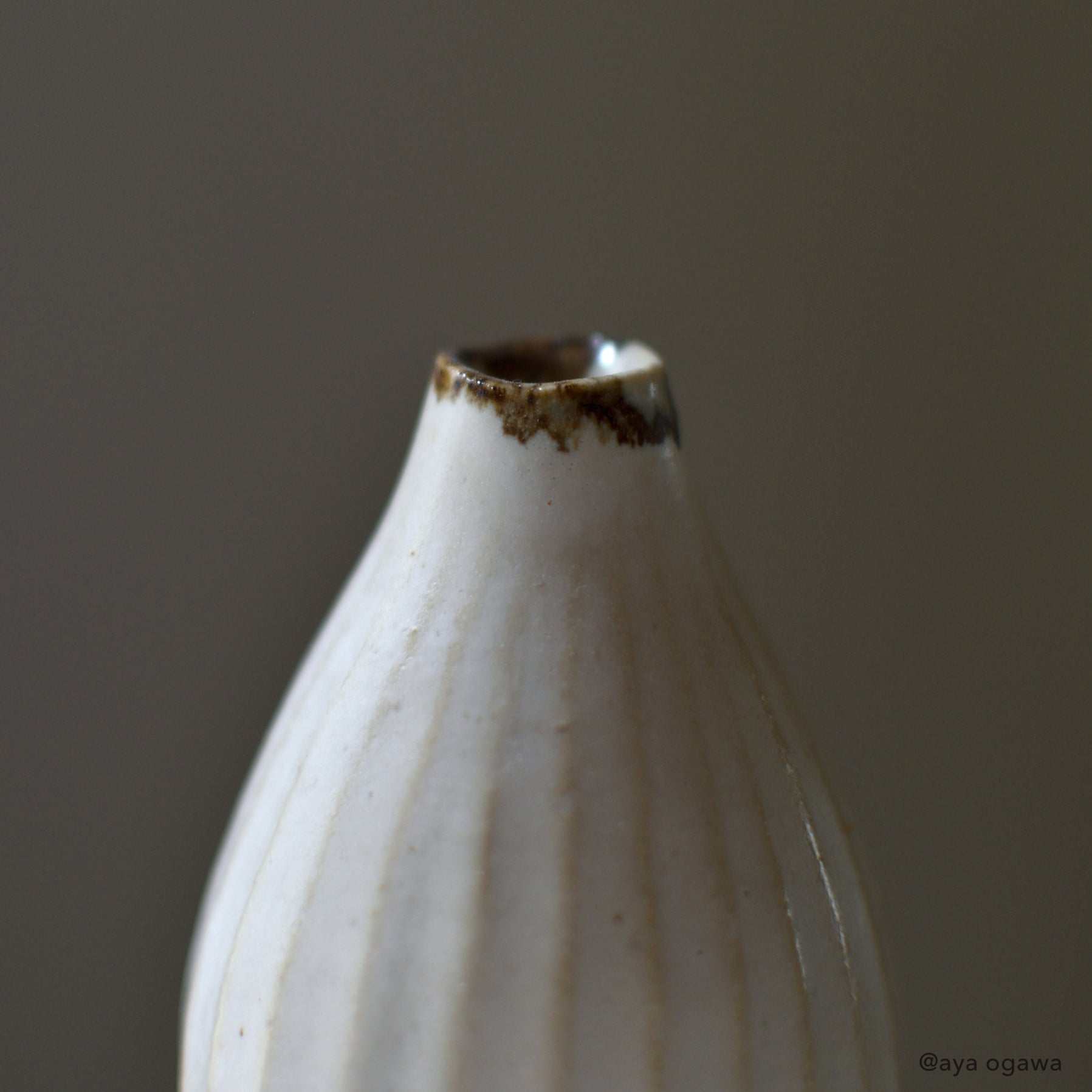 WHITE LILY VASE