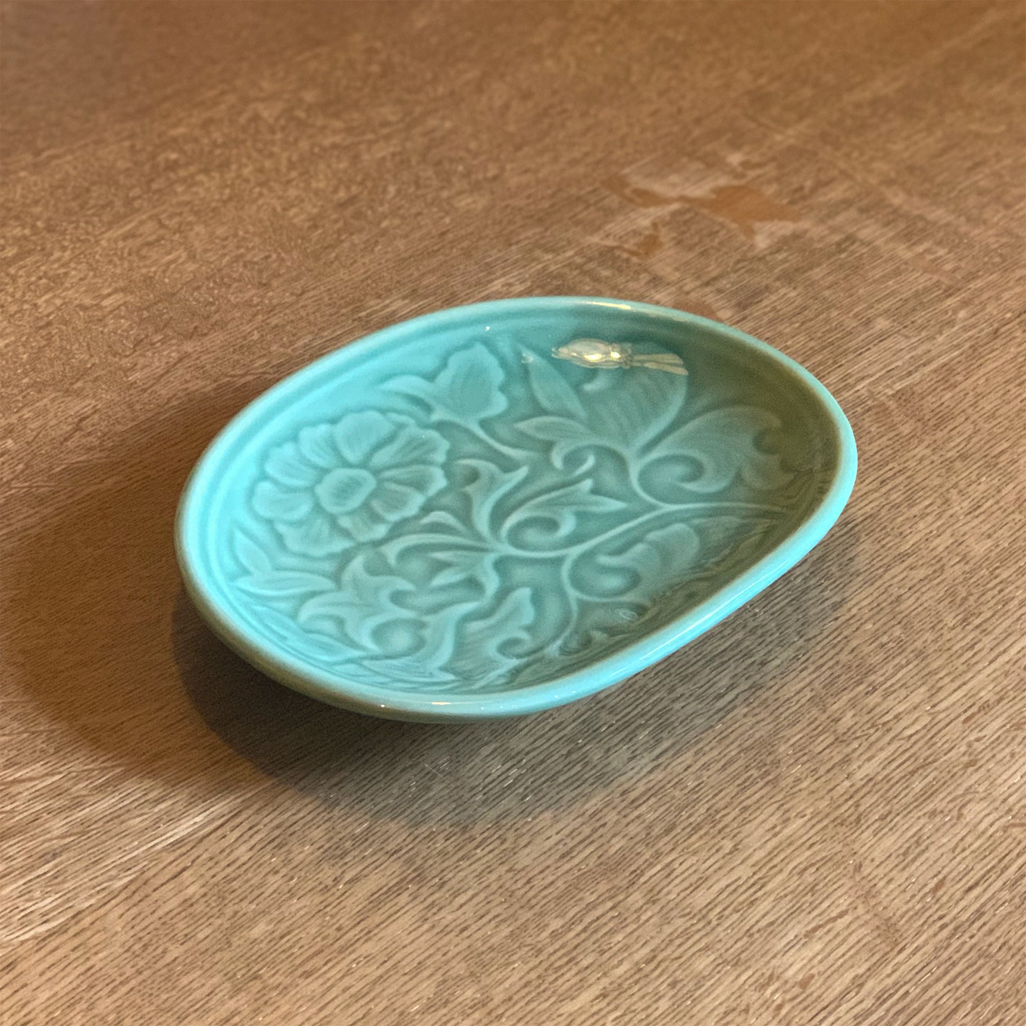 青磁彫 半月皿