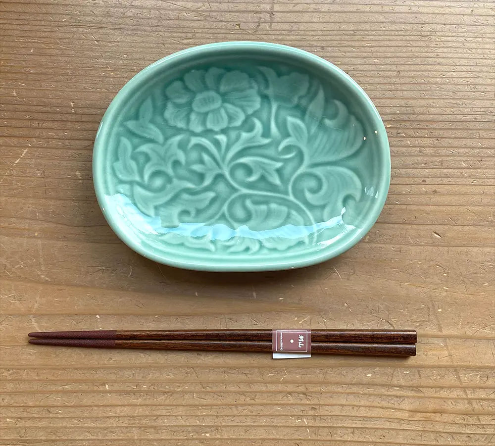 青磁彫 半月皿